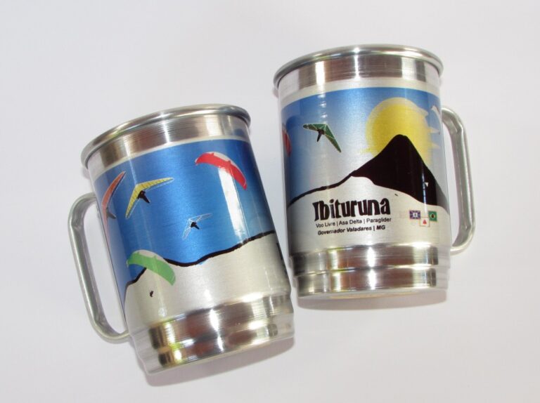 Caneca Voo Livre em alumínio, souvenir de governador valadares do ateliê Aline Ribeiro