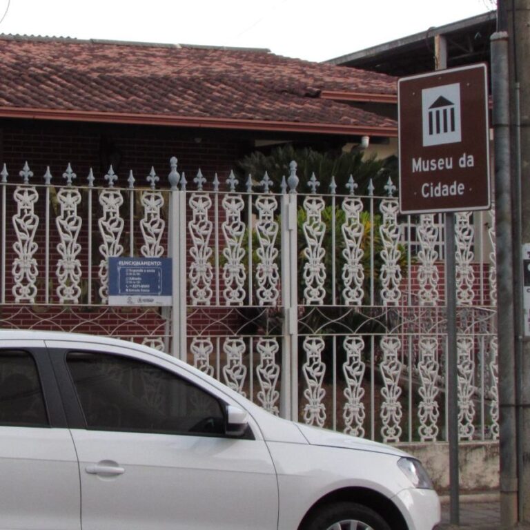 Placa com Ícone do museu da cidade de Governador Valadares, do projeto "Trilhas do Rio Doce"
